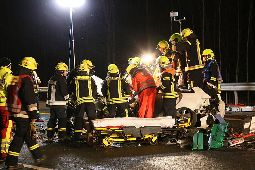 Insgesamt fünf Fahrzeuge waren in den schweren Verkehrsunfall auf der B20 zwischen Burghausen und Marktl im Landkreis Altötting verwickelt.