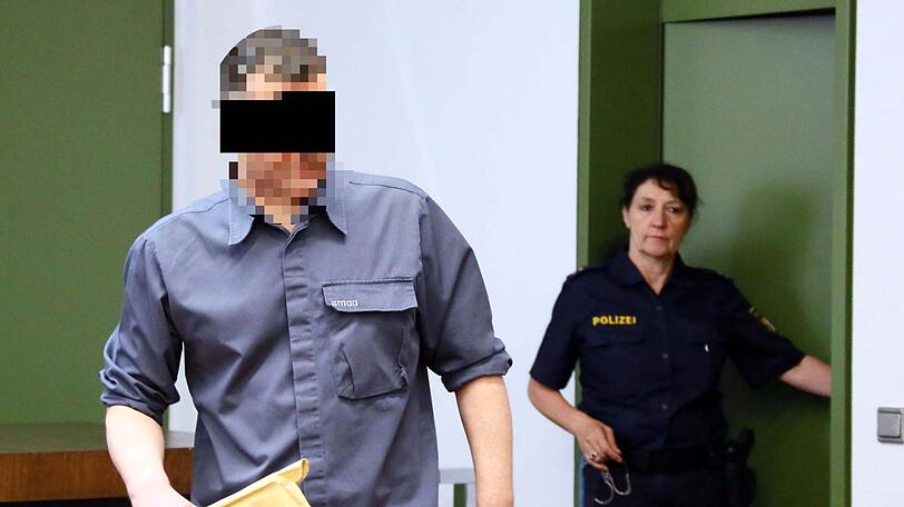 Der Angeklagte wird in den Gerichtssaal geführt.