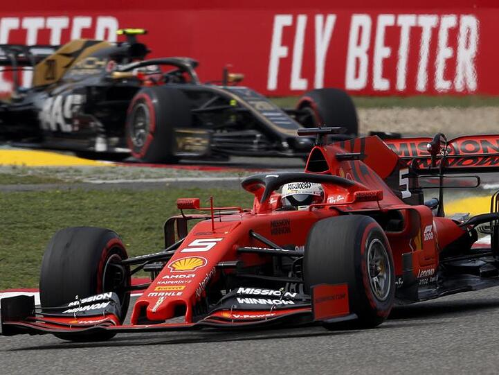 Sebastian Vettel vom Team Scuderia Ferrari startet beim Großen Preis von China von Startposition drei in das Rennen.