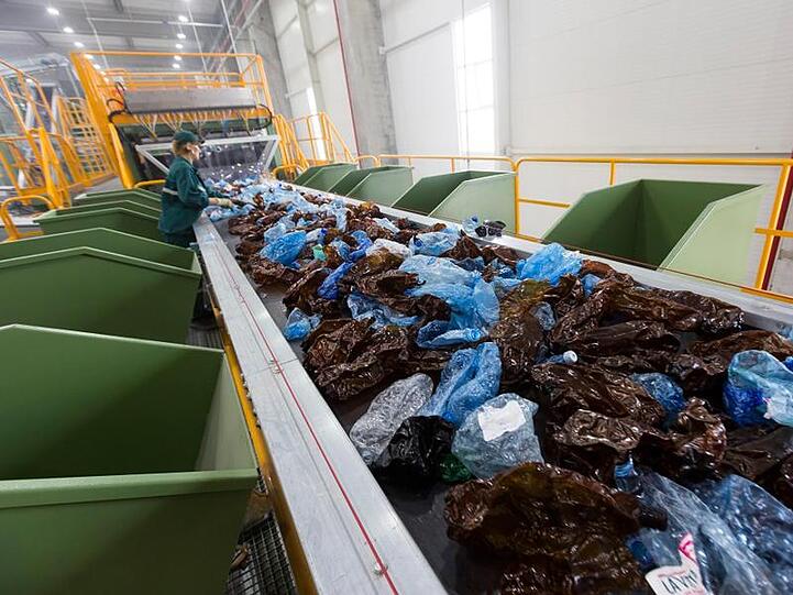 Plastikflaschen auf dem Fließband einer Plastik-Recyclingfabrik in Rumänien.