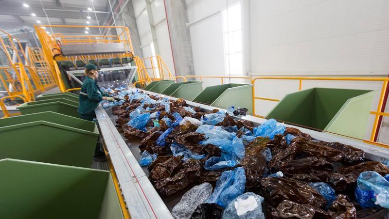 Plastikflaschen auf dem Fließband einer Plastik-Recyclingfabrik in Rumänien. Plastikflaschen auf dem Fließband einer Plastik-Recyclingfabrik in Rumänien.
