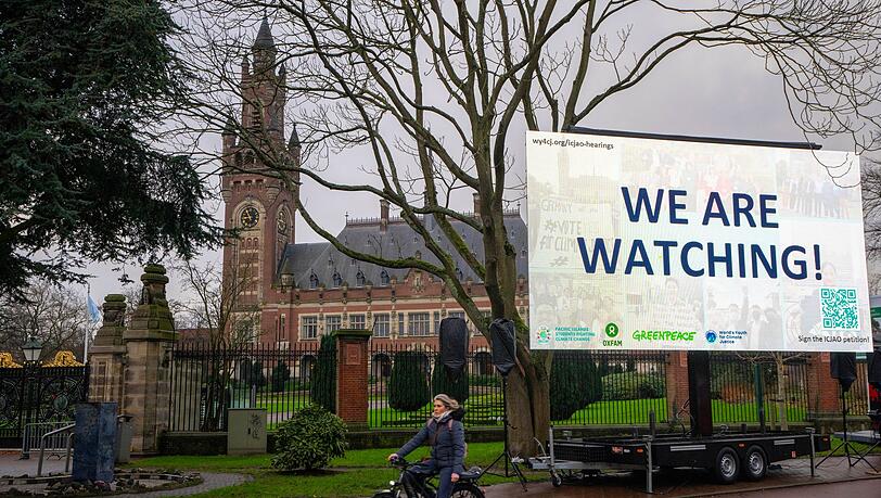 "We are Watching!" ist auf einem Plakat vor dem Internationalen Gerichtshof zu lesen: Das höchste UN-Gericht hat sich mit Klimaschutz befasst. (Archivbild)