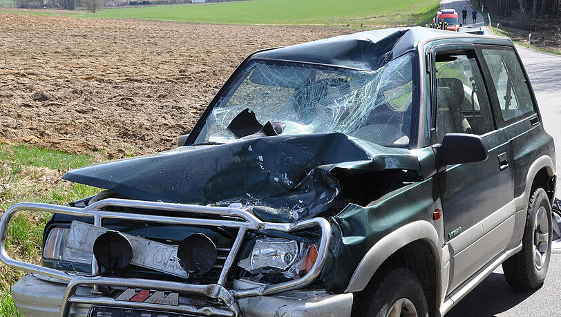 Unfall im Landkreis Mühldorf: Der Motorradfahrer erlitt schwerste Verletzungen. Unfall im Landkreis Mühldorf: Der Motorradfahrer erlitt schwerste Verletzungen.