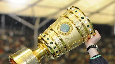 Sechs Bundesligisten, Zweitligist SpVgg Greuther Fürth und Amateurclub Holstein Kiel stehen im Viertelfinale des DFB-Pokals. Für Titelverteidiger FC Schalke 04 endete der Traum.
