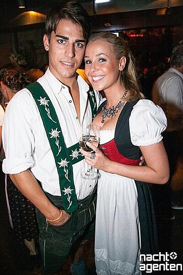Das Heart wünscht "A ?Liche Wiesn 2012" und bekommt prominenten Besuch: Schauspieler Wayne Carpendale und Moderatorin Annemarie Warnkross. Mehr Bilder unter: www.nachtagenten.de.