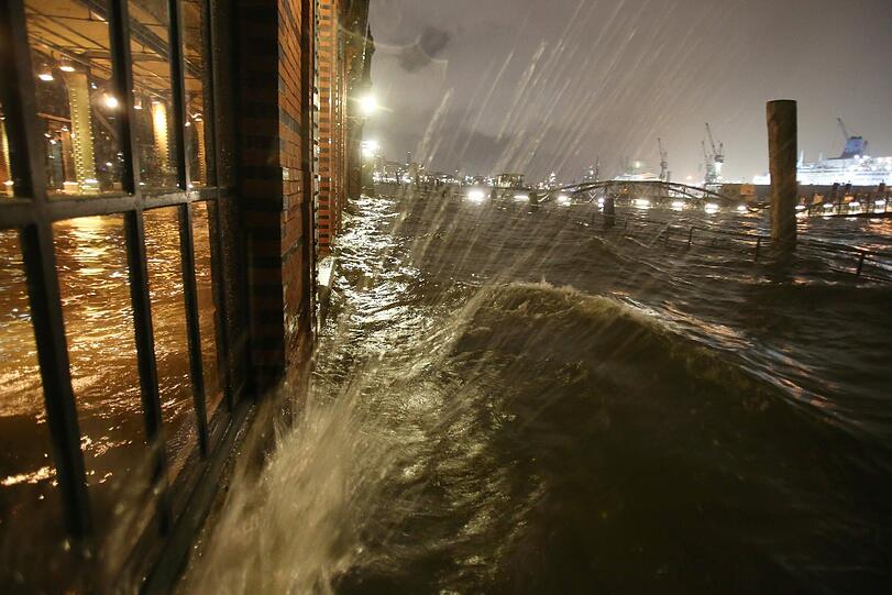 Orkan "Xaver" im Liveticker: Die Fischauktionshalle am Fischmarkt am Hafen von Hamburg steht bei einer Sturmflut unter Wasser.