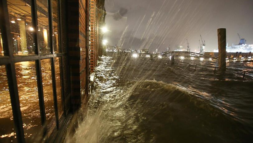 Orkan "Xaver" im Liveticker: Die Fischauktionshalle am Fischmarkt am Hafen von Hamburg steht bei einer Sturmflut unter Wasser. Orkan "Xaver" im Liveticker: Die Fischauktionshalle am Fischmarkt am Hafen von Hamburg steht bei einer Sturmflut unter Wasser.