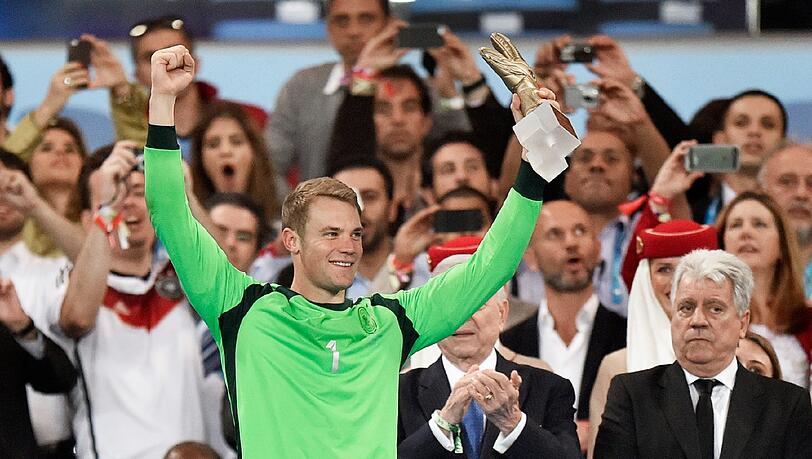 Manuel Neuer mit dem goldenen Handschuh. Weitere Auszeichnungen werden folgen. Manuel Neuer mit dem goldenen Handschuh. Weitere Auszeichnungen werden folgen.