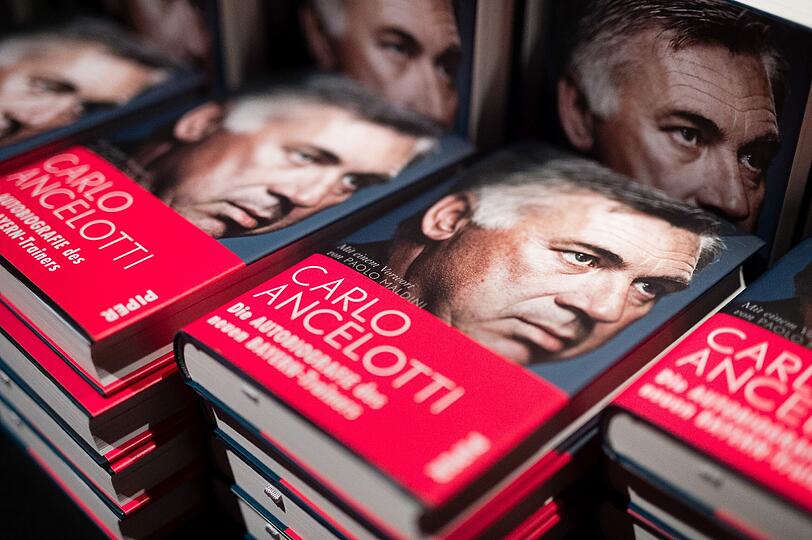 Im launigen Gespräch mit einem Sportjournalisten präsentiert Carlo Ancelotti am Montagabend seine Autobiografie in München.
