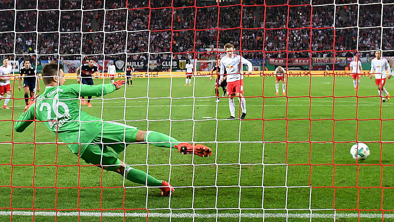 ...Forsberg verwandelt den fälligen Elfmeter.