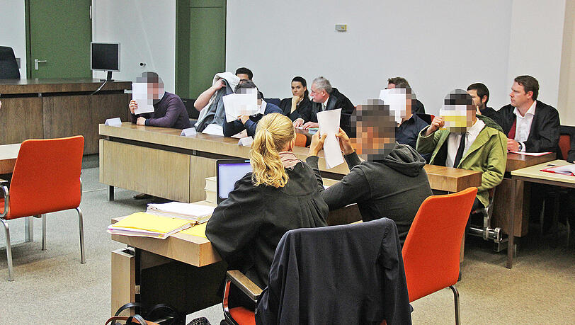 Es wurde eng im Gerichtssaal: Die sechs Angeklagten und ihre Anwälte. Es wurde eng im Gerichtssaal: Die sechs Angeklagten und ihre Anwälte.