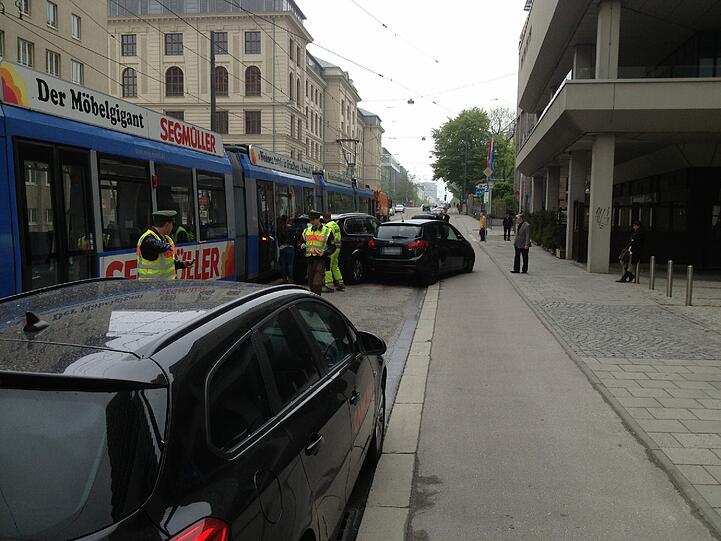Der Unfall in der Gesamtübersicht: Der BMW hatte zwischen Tram und den parkenden Autos keinen Platz mehr.
