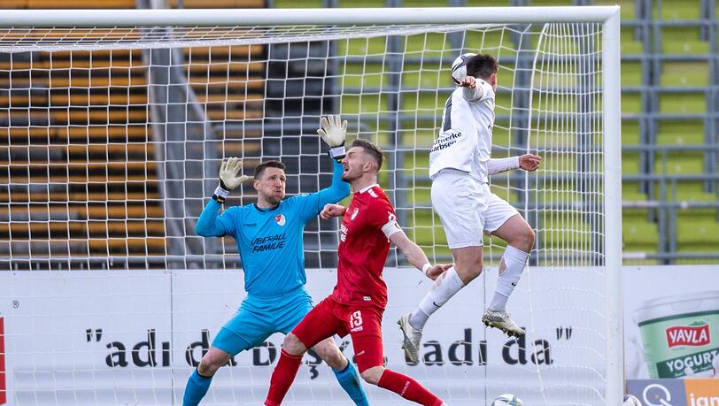 Da ist es passiert: Türkgücü-Keeper René Vollath ist nach dem Kopfballtor von Havelses Yannik Jaeschke geschlagen. Auch Alexander Sorge kann nichts ausrichten.