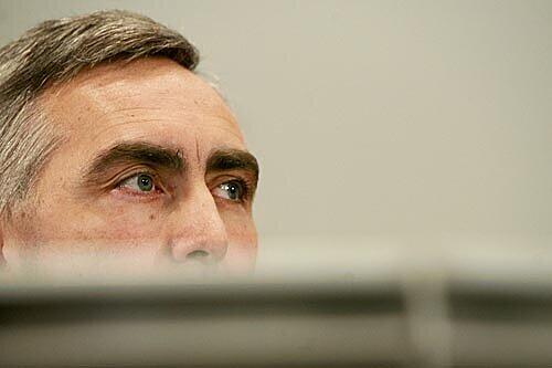 Vor einem Jahr noch ein Nobody bei Siemens, heute ein Konzernchef, der es am besten allen recht machen soll: Löscher