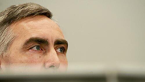 Vor einem Jahr noch ein Nobody bei Siemens, heute ein Konzernchef, der es am besten allen recht machen soll: Löscher Vor einem Jahr noch ein Nobody bei Siemens, heute ein Konzernchef, der es am besten allen recht machen soll: Löscher