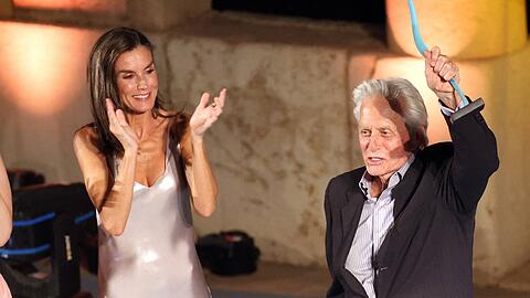 Großer Moment: Königin Letizia applaudiert bei der Abschlussgala des Atlántida Film Fests für Michael Douglas.