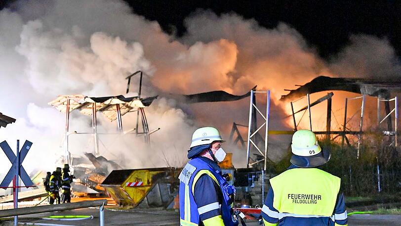 Stundenlang kämpften knapp 15 Feuerwehren aus den Landkreisen Rosenheim, München und Miesbach gegen einen Großbrand im Gewerbegebiet.