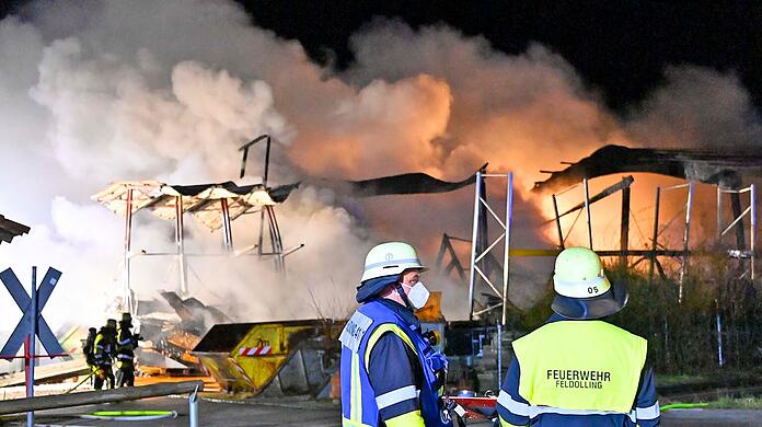 Stundenlang kämpften knapp 15 Feuerwehren aus den Landkreisen Rosenheim, München und Miesbach gegen einen Großbrand im Gewerbegebiet.