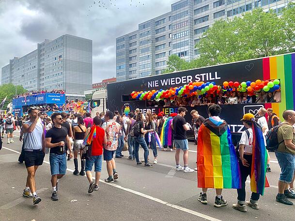 Zum wiederholten Mal hatte Julian F. M. Stoeckel einen eigenen Wagen auf dem Berliner CSD. Zum wiederholten Mal hatte Julian F. M. Stoeckel einen eigenen Wagen auf dem Berliner CSD.