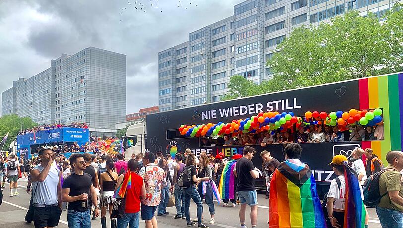 Zum wiederholten Mal hatte Julian F. M. Stoeckel einen eigenen Wagen auf dem Berliner CSD. Zum wiederholten Mal hatte Julian F. M. Stoeckel einen eigenen Wagen auf dem Berliner CSD.