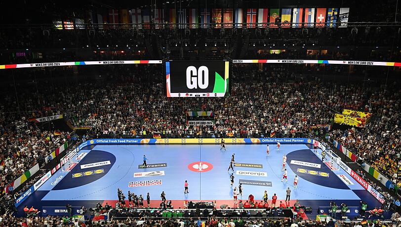 Die deutschen Handballer dürfen sich bei der Heim-WM 2027 wieder auf volle Hallen freuen. (Archivbild) Die deutschen Handballer dürfen sich bei der Heim-WM 2027 wieder auf volle Hallen freuen. (Archivbild)