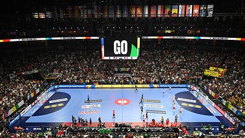 Die deutschen Handballer d&uuml;rfen sich bei der Heim-WM 2027 wieder auf volle Hallen freuen. (Archivbild)