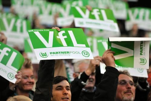 Haben allen Grund zum Jubeln: Die Fans des VfL Wolfsburg.