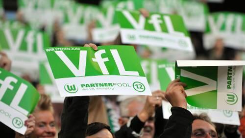 Haben allen Grund zum Jubeln: Die Fans des VfL Wolfsburg. Haben allen Grund zum Jubeln: Die Fans des VfL Wolfsburg.