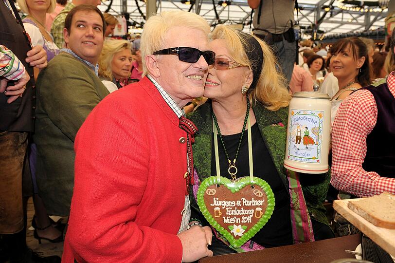 Heino und seine Hannelore im Schottenhamel. Ihr Lebkuchenherzl ist leider keine Liebesbekundung, sondern die Einladung zum Promi-Event.