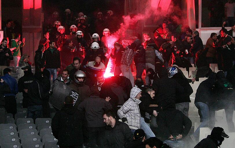 Schwere Aussreitungen in Athen: Im Duell zwischen Panathinaikos und Olympiakos geriet der Fußball zur Nebensache. Chaoten ließen es im Athener Stadion brennen, es gab viele Verletzte. Das Spiel wurde abgebrochen. Die Bilder