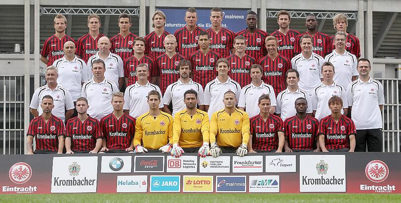 Die Spieler von Eintracht Frankfurt: Vordere Reihe (l-r): Benjamin Köhler, Marc Stendera, Erik Wille, Kevin Trapp, Oka Nikolov, Aykut Özer, Stefano Celozzi, Constant Djakpa, Takashi Inui. Zweite Reihe (l-r): Trainer Armin Veh, Co-Trainer Reiner Geyer, Torwart-Trainer Manfred "Moppes" Petz, Konditions-Trainer Christian Kolodziej, Reha-Trainer Michael Fabacher, Mannschaftsarzt Christoph Seeger, Mannschaftsarzt Wulf Schwietzer, Physiotherapeut Thomas Kühn, Physiotherapeut Ralf Ochs. Dritte Reihe (l-r): Zeugwart Franco Lionti, Zeugwart Igor Simonov, Pirmin Schwegler, Sebastian Rode, Karim Matmour, Sebastian Jung, Sonny Kittel, Videoanalyst Marcel Daum, Leiter Lizenzspielerabteilung Rainer Falkenhain. Obere Reihe (l-r): Stefan Aigner, Bastian Oczipka, Marc-Oliver Kempf, Martin Lanig, Alexander Meier, Rob Friend, Mohamadou Idrissou, Heiko Butscher, Olivier Occean, Alexander Hien.