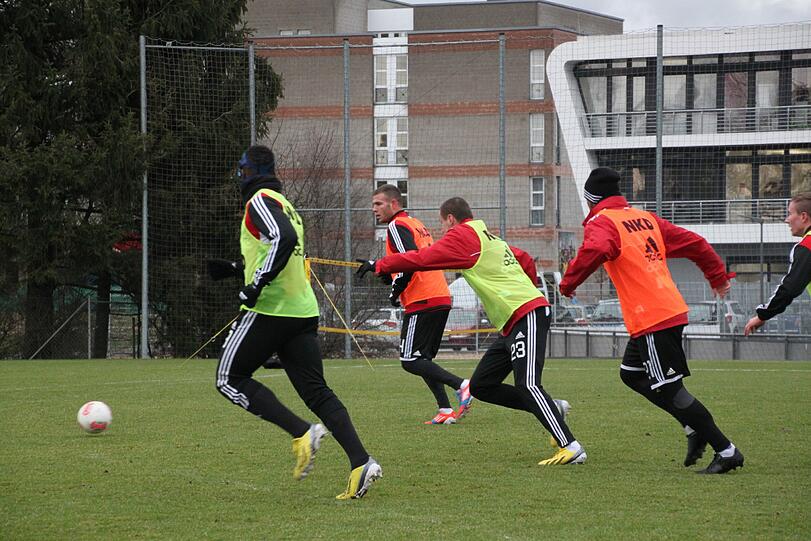 Passtraining der verbliebenen zwölf Feldspieler.