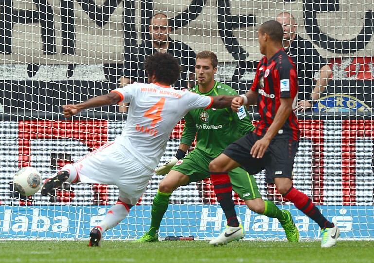 DANTE, Note 2: Der Party-Hengst vom April (mit Pappschale) wurde von den Heimfans ausgepfiffen. Vergab die Chance zum 2:0, als er im Liegen Keeper Trapp anschoss (33.). Sah unnötig Gelb wegen Zeitspiel (55.).  Rettet nach Neuers Last-Minute-Patzer.