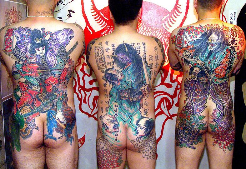 Sind solche Tätowierungen noch schön? Drei japanische männer zeigen stolz ihre Tattoos im traditionellen japanischen Design.