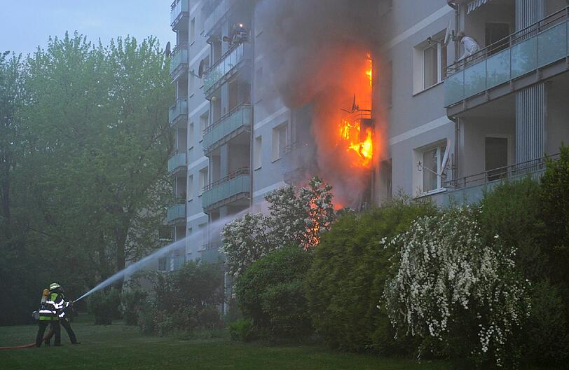 6. Mai: Zimmerbrand in einem Mietshaus in der St.-Blasien-Straße in Milbertshofen. Der Nachbar hat einen Logenplatz auf seinem Balkon.