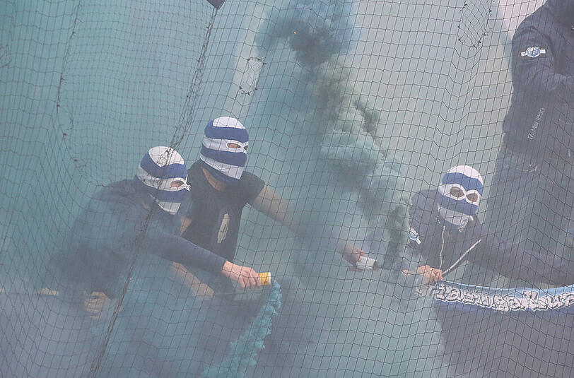 Böller, Rauch, vermummte Fans: Schon wieder Pyro-Ärger beim TSV 1860 München. Die Bilder vom Bornheimer Hang in Frankfurt.