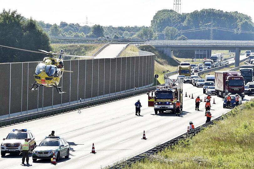 Der 17-Jährige wurde mit lebensgefährlichen Kopfverletzungen in eine Klinik geflogen. Die A99 war teilweise komplett gesperrt.