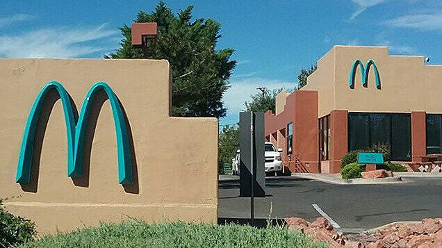 Weltweit einzigartig: In Sedona schmückt sich eine McDonald's-Fillale mit einem türkisfarbenen "M".