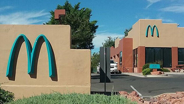 Weltweit einzigartig: In Sedona schmückt sich eine McDonald's-Fillale mit einem türkisfarbenen "M". Weltweit einzigartig: In Sedona schmückt sich eine McDonald's-Fillale mit einem türkisfarbenen "M".
