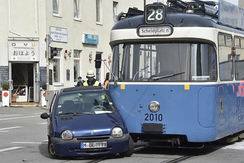 Die Tram erwischte den Twingo und schleifte ihn ein kurzes Stück mit.