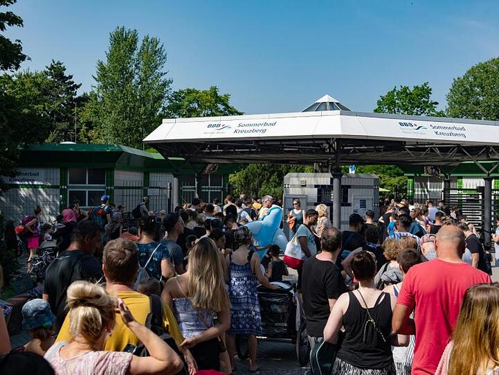 Dicht an dicht stehen Menschen an der Kasse eines Freibades in Berlin. Immer wieder kommt es zu Auseinandersetzungen in öffentlichen Schwimmbädern.