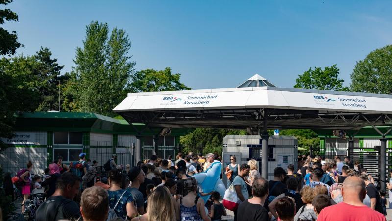 Dicht an dicht stehen Menschen an der Kasse eines Freibades in Berlin. Immer wieder kommt es zu Auseinandersetzungen in öffentlichen Schwimmbädern. Dicht an dicht stehen Menschen an der Kasse eines Freibades in Berlin. Immer wieder kommt es zu Auseinandersetzungen in öffentlichen Schwimmbädern.