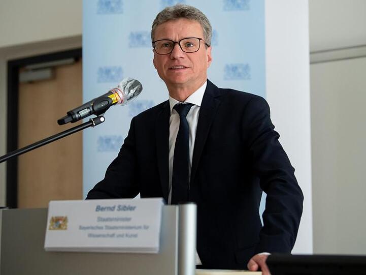Bernd Sibler (CSU), Wissenschaftsminister von Bayern, spricht auf einer Pressekonferenz. Foto: Sven Hoppe/dpa