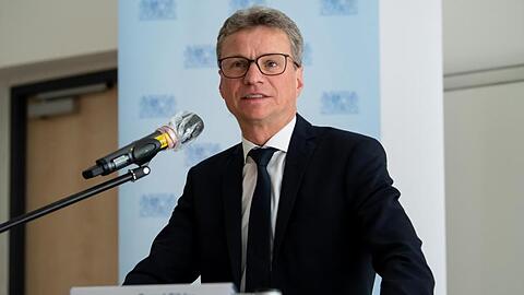 Bernd Sibler (CSU), Wissenschaftsminister von Bayern, spricht auf einer Pressekonferenz. Foto: Sven Hoppe/dpa