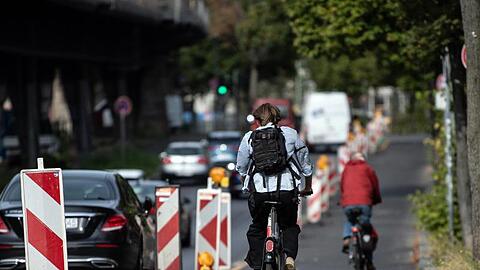 Radfahrer unterwegs in Berlin. Das Ziel des Nationalen Radverkehrsplans 2020, den Radverkehrs-Anteil auf 15 Prozent zu steigern, wurde nach Einschätzung des ADFC verfehlt.