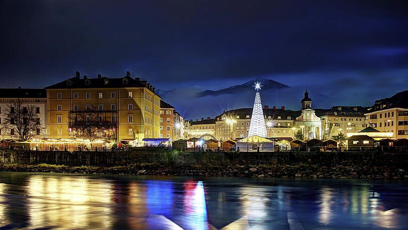 Bude an Bude reiht sich auf dem Marktplatz. Bude an Bude reiht sich auf dem Marktplatz.