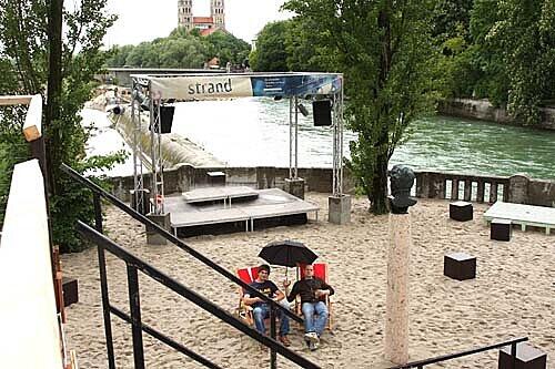 Das nennt man wetterfest: Sebastian und Florian trotzen dem Regenwetter am Kulturstrand auf der Corneliusbrücke &ndash; natürlich mit Schirm.