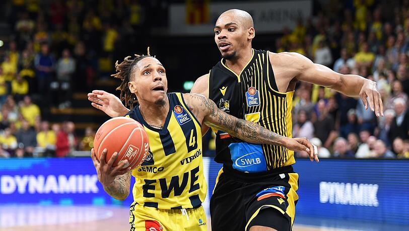 Oldenburgs DeWayne Russel (l) in Aktion gegen Ludwigsburgs Shonn Miller.