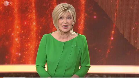 Carmen Nebel hat sich bei ihrer Weihnachtsshow einen Versprecher geleistet.
