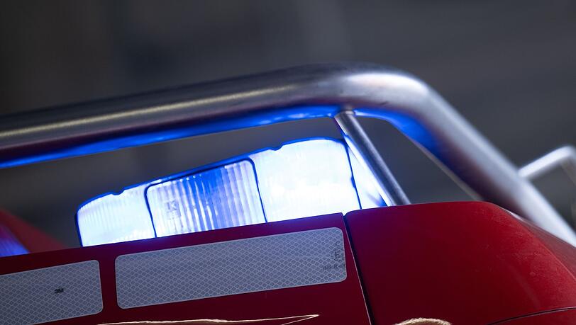 Ein Blaulicht leuchtet auf einem Feuerwehrwagen.